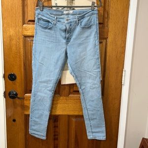 EUC Women’s Light Blue Levi’s 311 Shaping Skinny Jeans Size 33 Soft & Stretchy